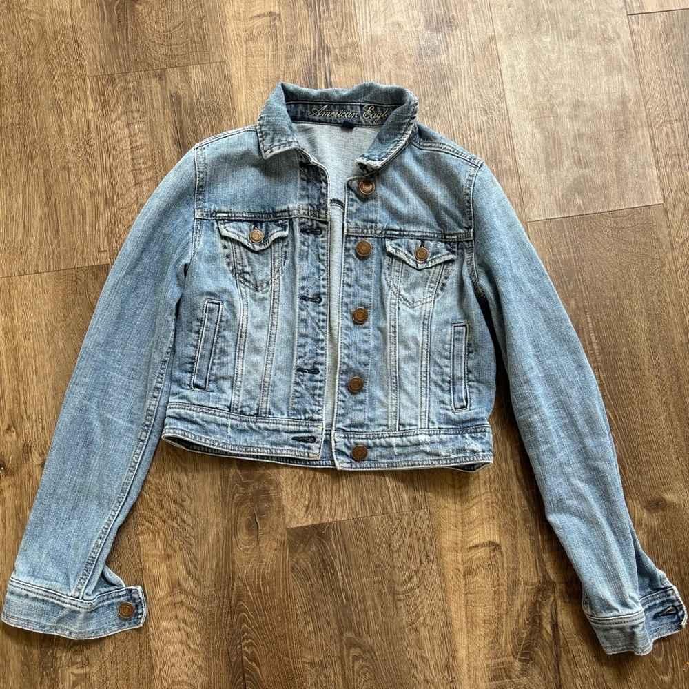 American Eagle Distressed Denim Jacket Small- Medium wash